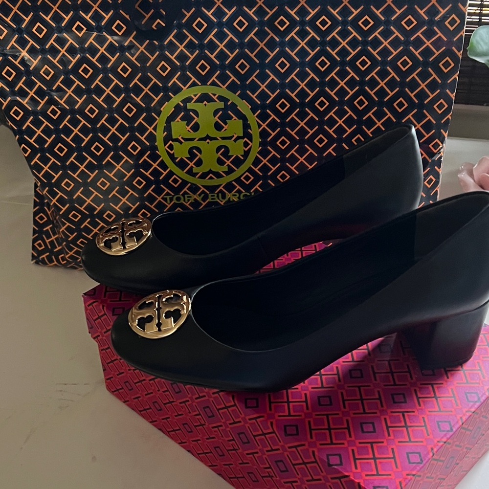 Tory Burch Chelsea Black Heels with Gold Logo BNWT